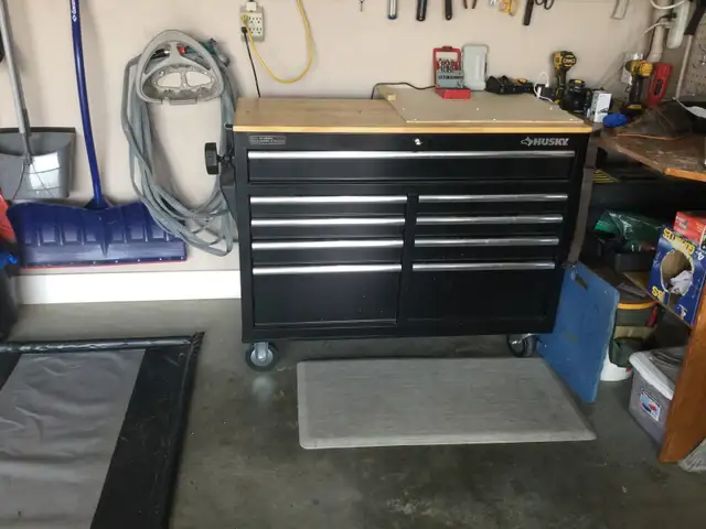 HUSKY METAL ROLLING TOOL CHEST WITH WOOD TOP