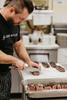 Kitchen Staff / Line Cook - Photo 3