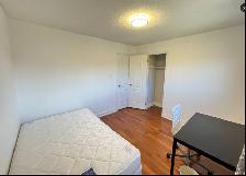 large bedroom near Square One in Mississauga for rent - Photo 8