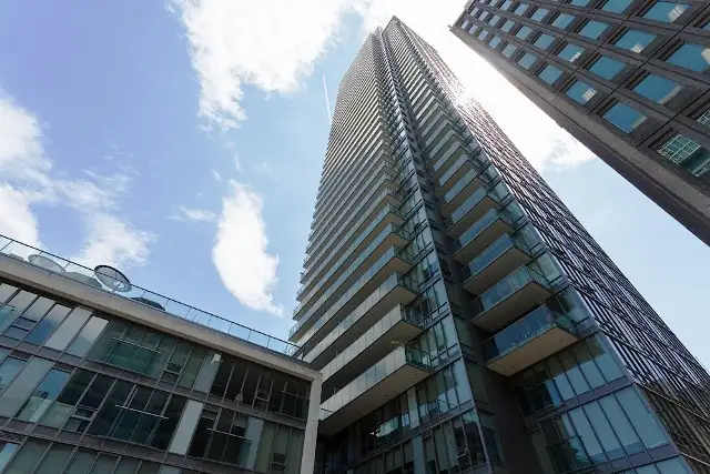 SPIRE CONDO: 2 BED 1 BATH CONDO W/PARKING INCL. (DOWNTOWN TO)