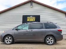 2016 Toyota Sienna - Photo 3