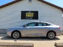 2015 Chrysler 200 - Photo 3