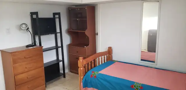 Girl’s private basement room near Warden subway