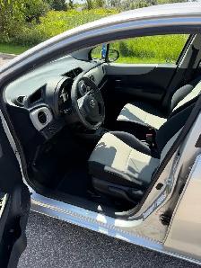 2012 Toyota Yaris ONLY 77,000 km - Photo 9