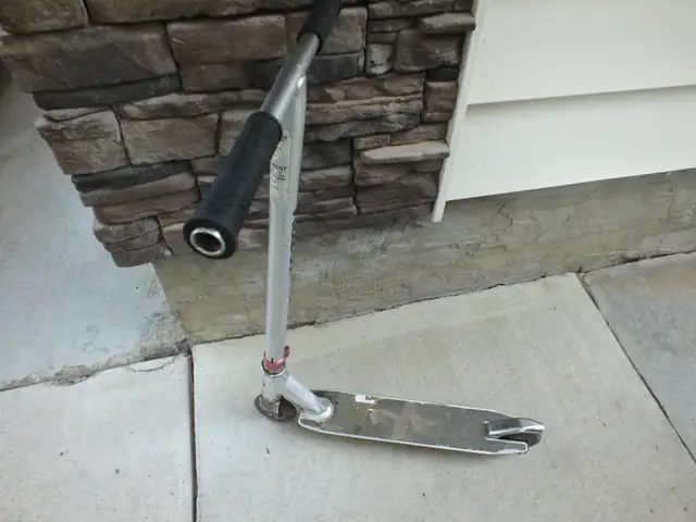 CHILD'S RAZOR SCOOTER - THE INDUSTRIES BEST