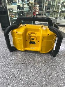 Dewalt DCR028 20V Jobsite Radio - Photo 3
