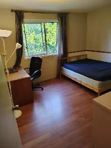 PRIVATE ROOM... STUDENT or EMPLOYED... ALGONQUIN...BAYSHORE - Photo 2