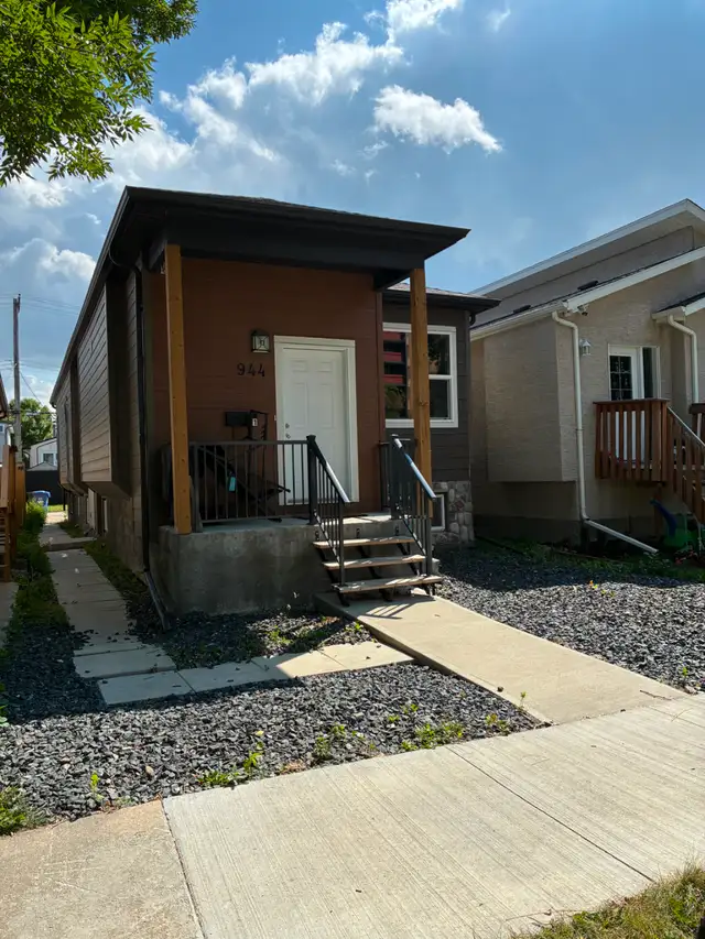 Spacious 2 bdrm, 2 bthrm in desirable Crescentwood