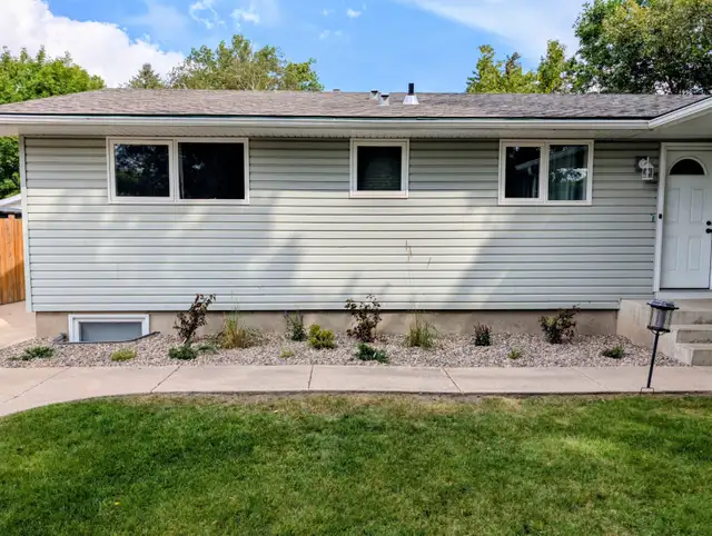 Spacious 2 beds   1 bath basement suite