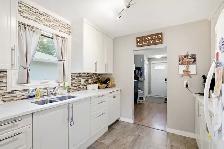 Beautifully updated 4 bed home situated on a prime Selkirk lot! - Photo 4