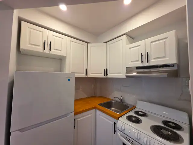 Studio entièrement rénové 999$ | Face au Métro l’Acadie | Balcon