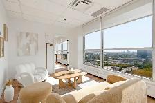 Large, Bright Office for Rent/Bureau Lumineux à Louer