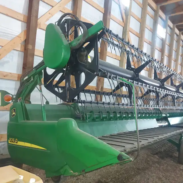 2007 John Deere 36' Draper Straight Cut Header