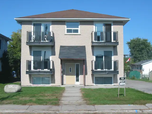 2 Bedroom –Large Master bedroom -Balcony of Trent River View