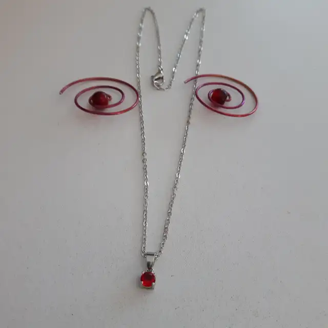 BOUCLES D'OREILLES ROUGES COLLIER ARGENT ROUGE 9'HAU $20.00 LES3