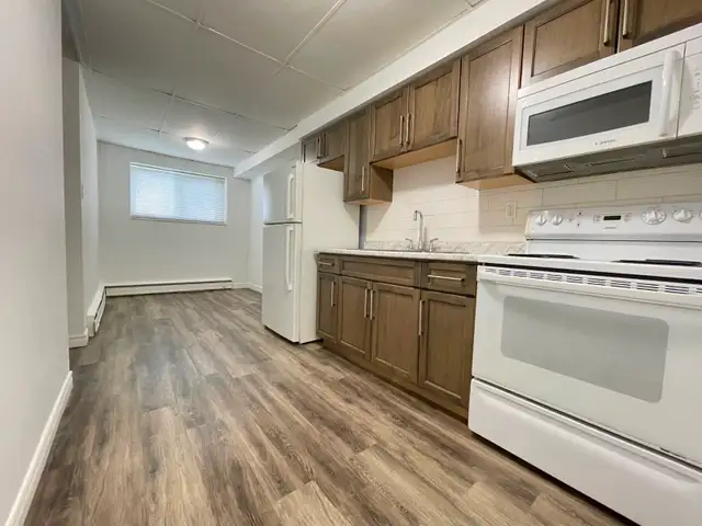 BURLINGTON - Large 2 bdrm avail. Nov. 1