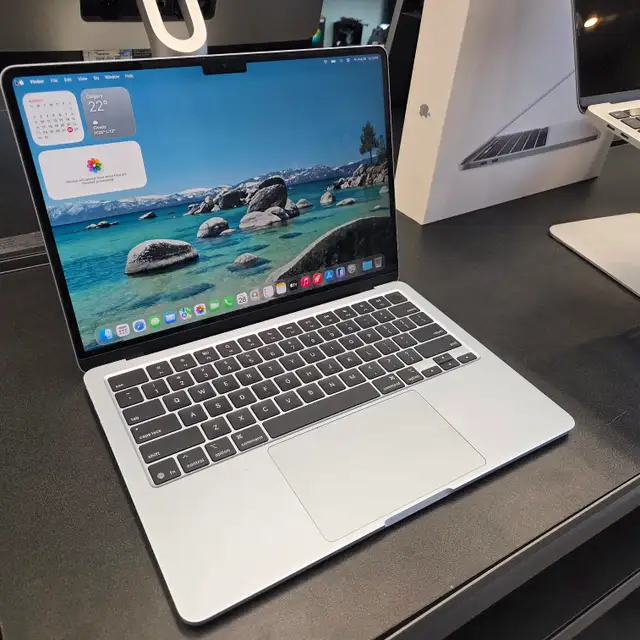 2025 Apple MacBook Air 13" M4 – Like New – Only 4 Cycles!
