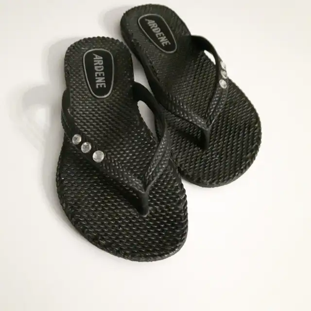 SANDALES NEUVES ARDÈNE NOIRES AVEC 3 DÉCOS CH GR 6 FEMME: $10.00