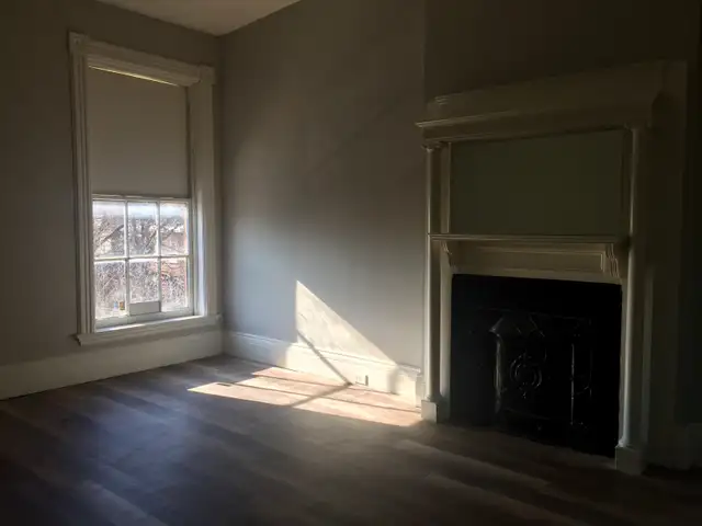 Bright 2-Bedroom Apartment or Studio/Commercial Space – Downtown