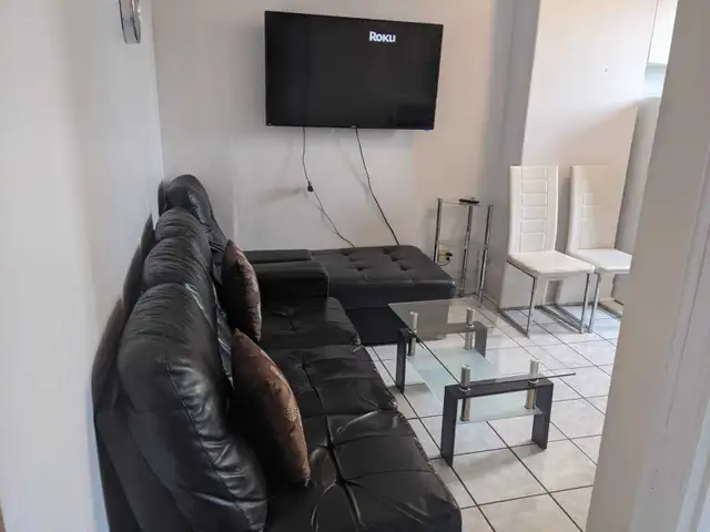 LARGE DELUXE ROOM IN DOWNTOWN TORONTO