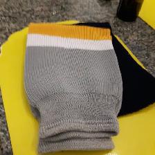 UNE PAIRE BAS HOCKEY GR LARGE HOMME GRIS,BLANC,JAUNE N0IR: $5.00