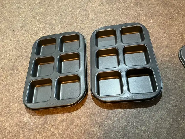 Muffin tins (set of 2)
