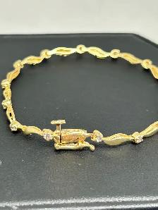 14K Solid Gold Wavy Diamond Station Bracelet - Photo 4