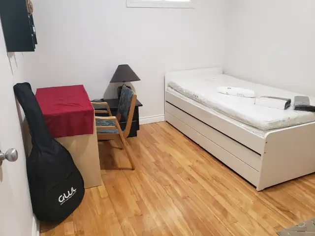 Room for Rent / Chambre à louer (Metro Prefontaine)