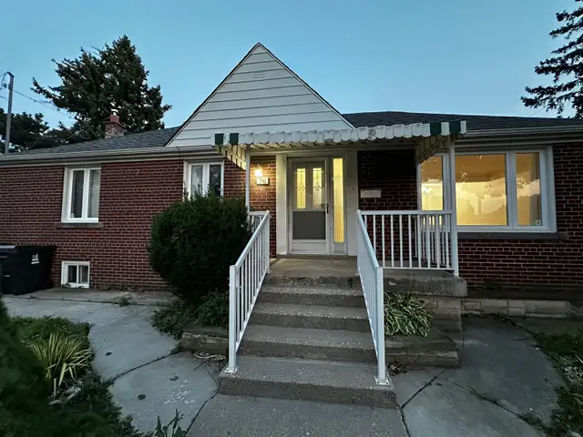 3 BEDROOM MAIN FLOOR OF A DETACHED BUNGALOW HOUSE UP FOR RENT