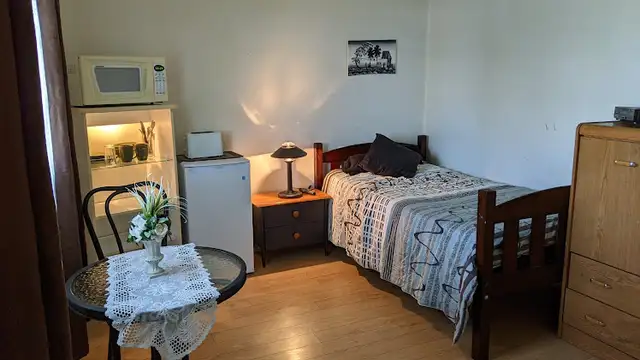 Chambre à l'étage Style Loft près Aéroport Gatineau,tout inclus