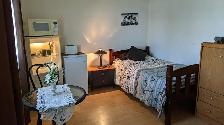 Chambre à l'étage Style Loft près Aéroport Gatineau,tout inclus