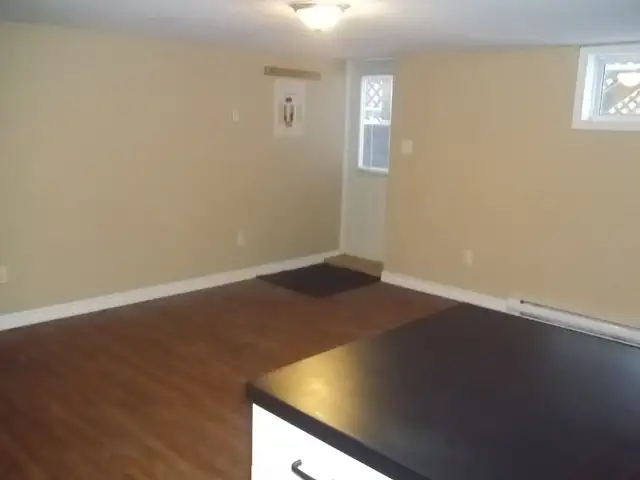 CLEAN AND BRIGHT - ONE BEDROOM APARTMENT - ALL INCL WITH PARKING