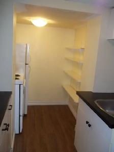 CLEAN AND BRIGHT - ONE BEDROOM APARTMENT - ALL INCL WITH PARKING - Photo 4