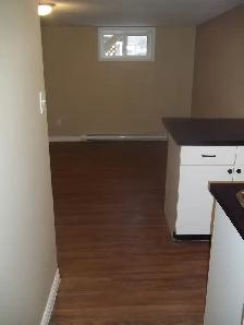 CLEAN AND BRIGHT - ONE BEDROOM APARTMENT - ALL INCL WITH PARKING - Photo 5