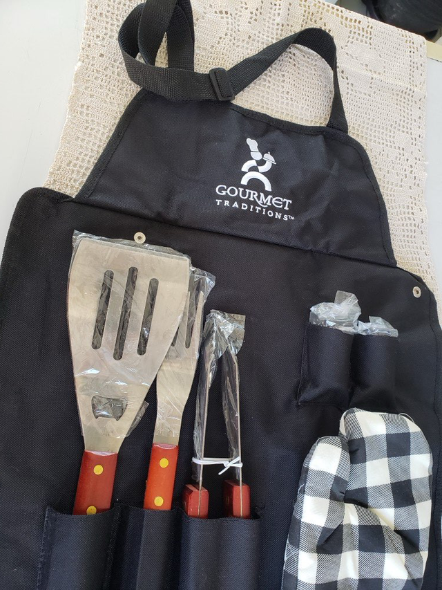TABLIER POUR BBQ AVEC ACCESSOIRES FLAMBANT NEUF