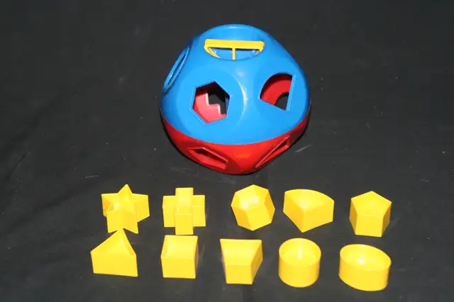 TUPPERWARE SHAPE-O TOY SORTING BALL