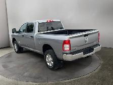 2024 Ram 3500 BIG HORN / 6.4L GAS / LEVEL 1 PKG / NO ACCIDENTS - Photo 3