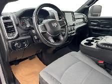 2024 Ram 3500 BIG HORN / 6.4L GAS / LEVEL 1 PKG / NO ACCIDENTS - Photo 11