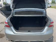2018 Toyota Camry Hybrid - Photo 17