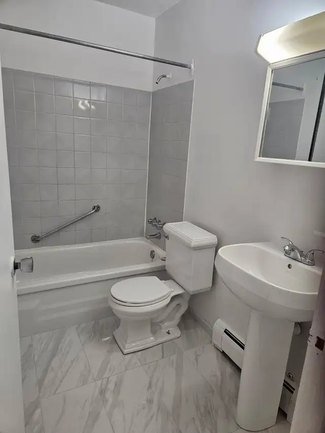 Great 1 Bedroom at 2685 King St E, Hamilton !!