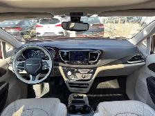 2017 Chrysler Pacifica Limited 7 Passenger | Command Start | Pow - Photo 14