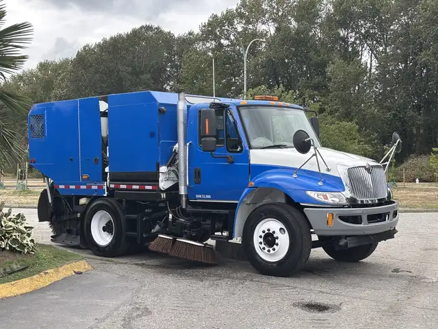 2013 International DuraStar 4300 Schwarze Industries Street Swee