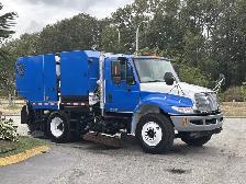 2013 International DuraStar 4300 Schwarze Industries Street Swee