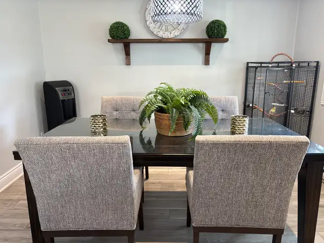 Dinning Table & Chairs (Table a manger & Chaises)