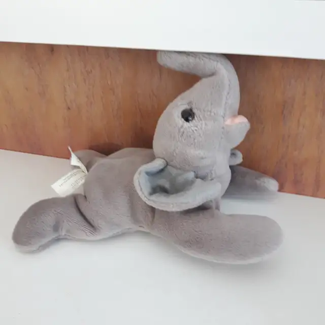 BEAU BÉBÉ ÉLÉPHANT NEUF GRIS TRÈS DOUX, 1 0'LONGx5'HAUT: $10.00