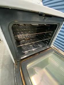 SLIGHTLY USED ELECTRIC STOVE - Photo 6