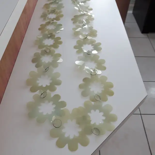 4 DÉCOS NEUVES BRILLANTES À FLEURS VERTES 7PIEDS LONG: $5.00CHAQ