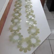 4 DÉCOS NEUVES BRILLANTES À FLEURS VERTES 7PIEDS LONG: $5.00CHAQ