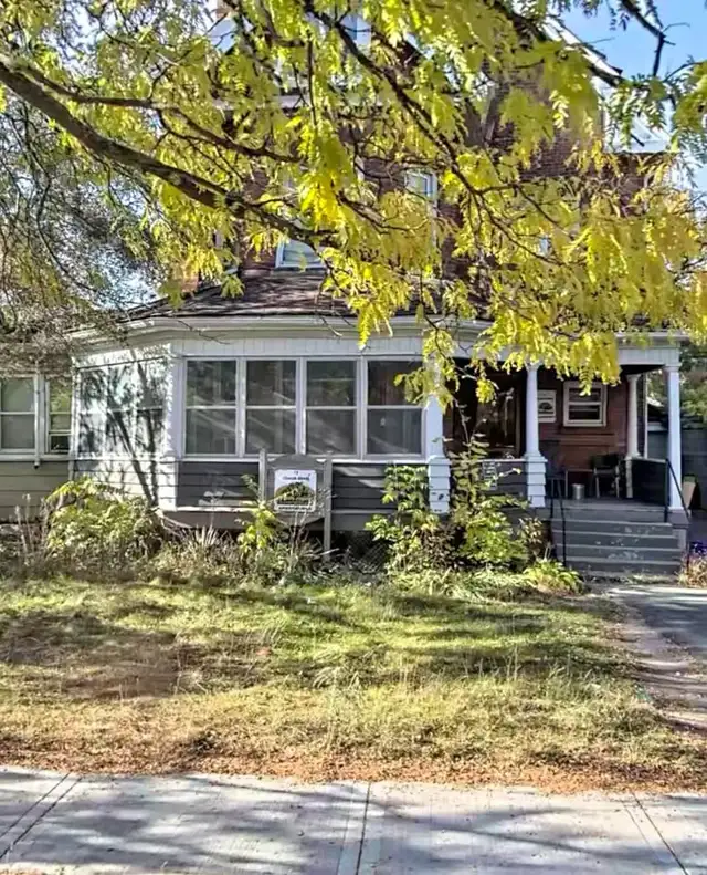 Rent room downtown Brantford, near Wilfrid Laurier, Conestoga