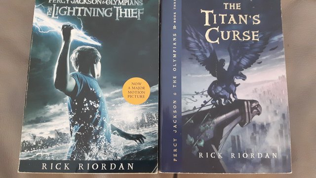 2LIVRES ANGLAIS RICK RIORDAN$5.00CH LA MELÉDICTION DES TITANS